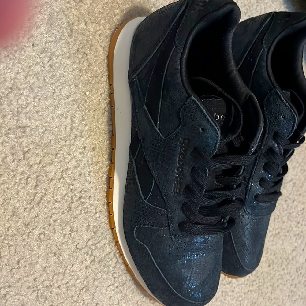 Reebok Vintage Feel Black Cross trainer with Gum Sole.US 6.5. Like New.